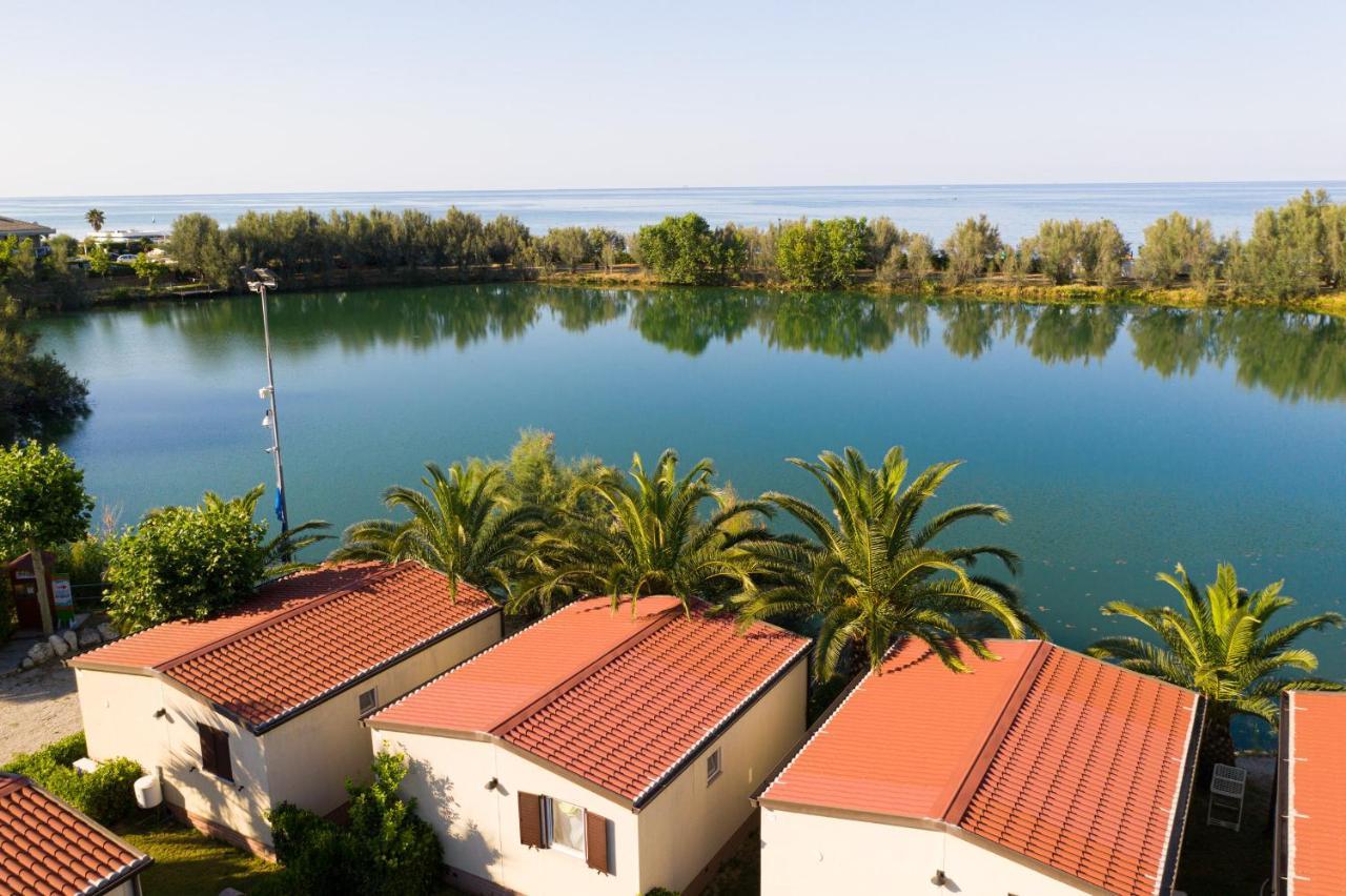 Village Lake Placid Silvi Marina Ngoại thất bức ảnh