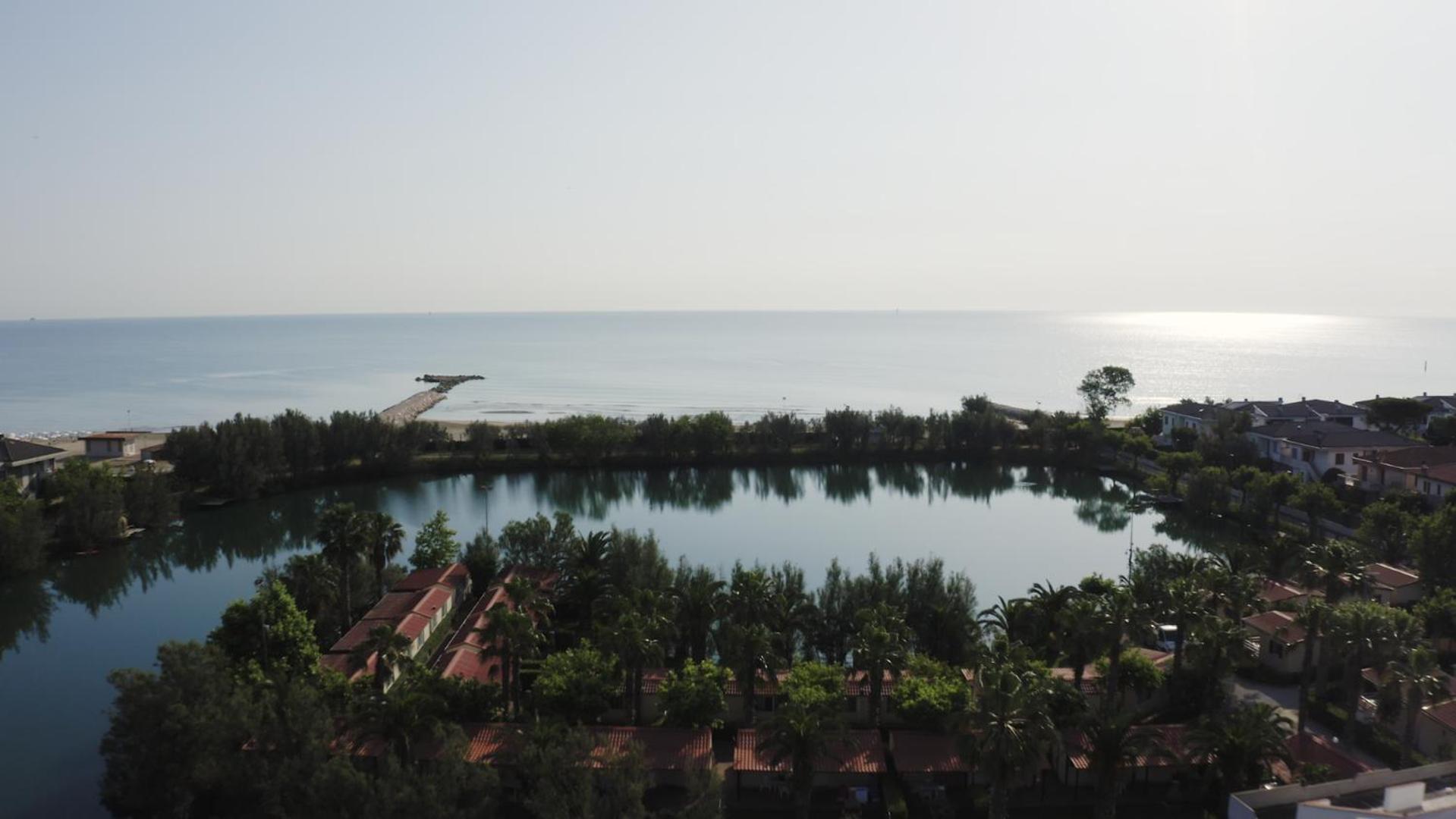 Village Lake Placid Silvi Marina Ngoại thất bức ảnh